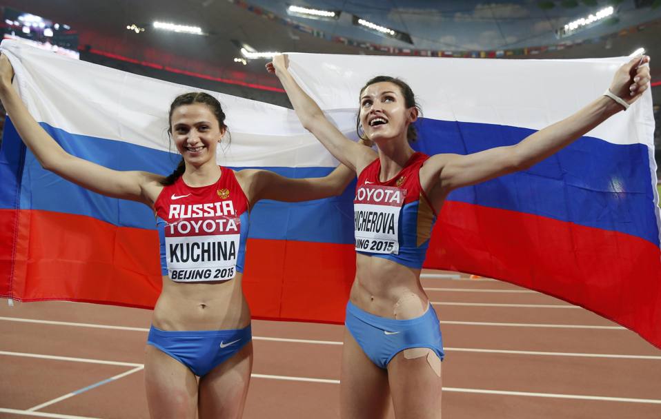 Doppietta russa sul podio mondiale dell&#39;alto donne ai mondiali di Pechino: Maria Kuchina  (sin) vince l&#39;oro saltando 2.01, stessa misura della croata Blanka Vlasic (che però ha commesso  un errore in più della Kuchina a 1.92). Bronzo all&#39;altra russa Anna Chicherova (stessa misura ma ottenuta al secondo salto, rispetto alle prime due della gara che l&#39;hanno conquistata al primo tentativo) (Reuters)